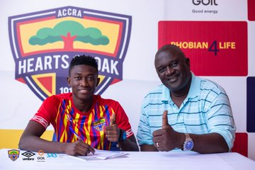 Manaf Umar signs improved contract with Hearts of Oak