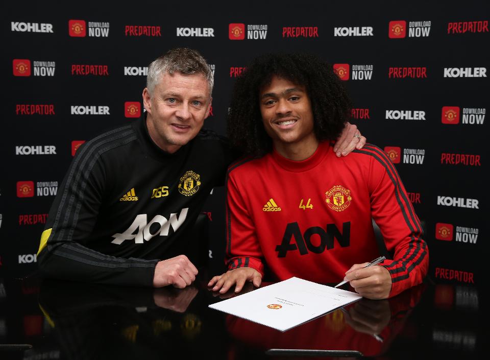 Manchester United pins Tahith down