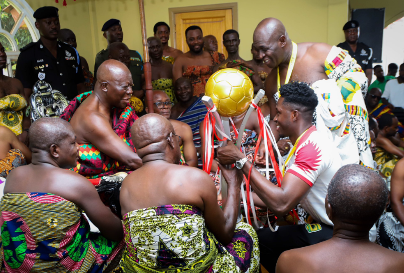 Kotoko presents FA Cup trophy to Otumfuor Osei Tutu II